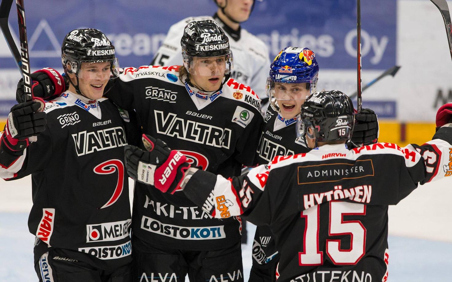 Robert Rooba (vasakult teine) meeskonnakaaslastega.