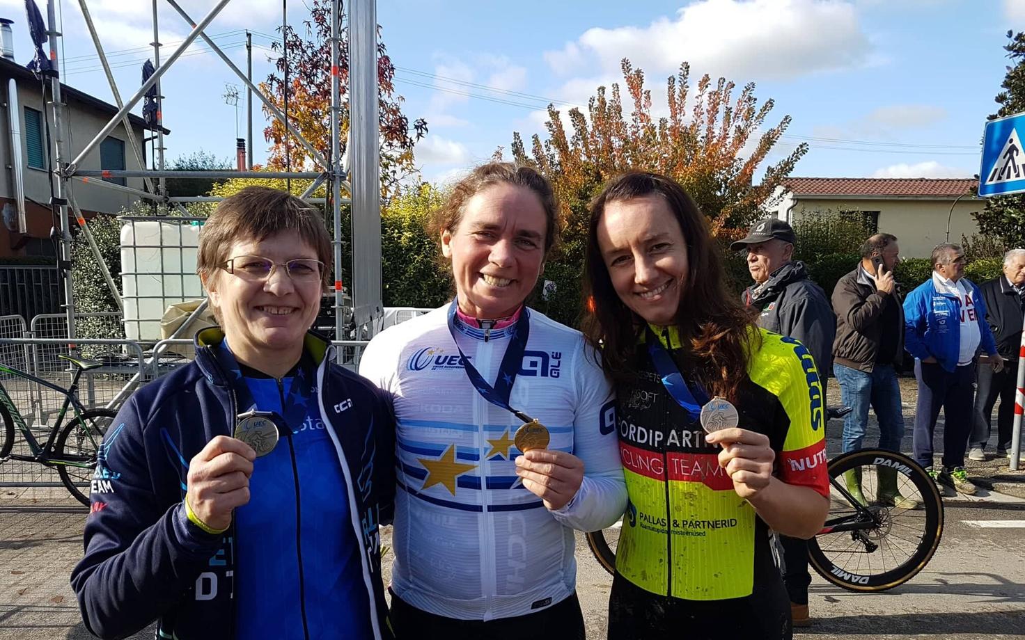 Tea Lang (vasakult), Maris Kaarjärv ja Tatjana Dobolina EM-medalitega.
