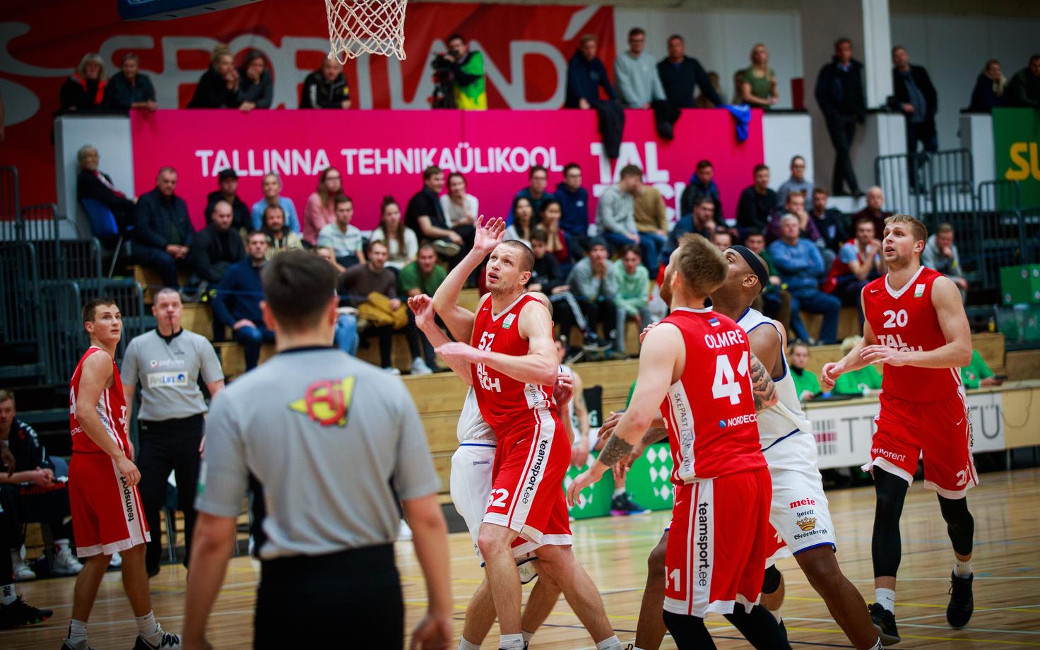 TalTechi meeskond mängimas koduväljakul Rakvere Tarva vastu