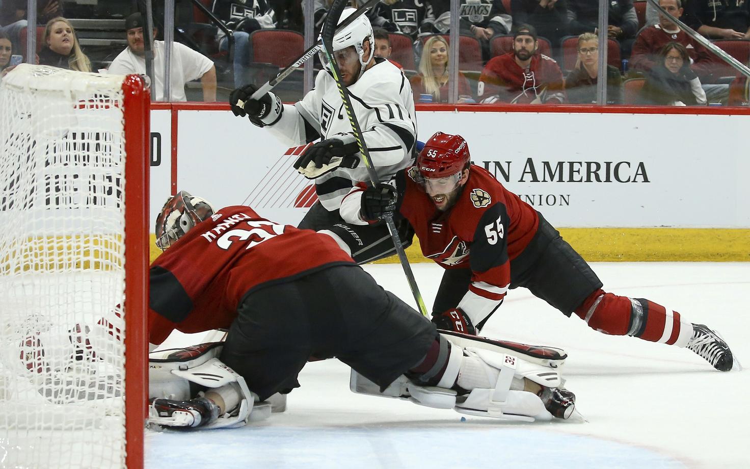 Antti Raanta (vasakul) väravat kaitsmas. Pildil on veel Jason Demers (55) ja Anze Kopitar (11)