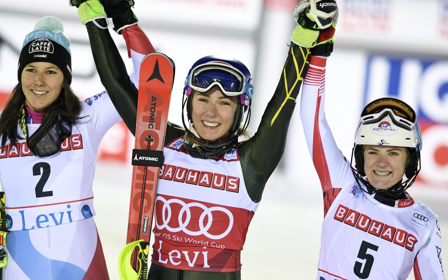 Mikaela Shiffrin (keskel)