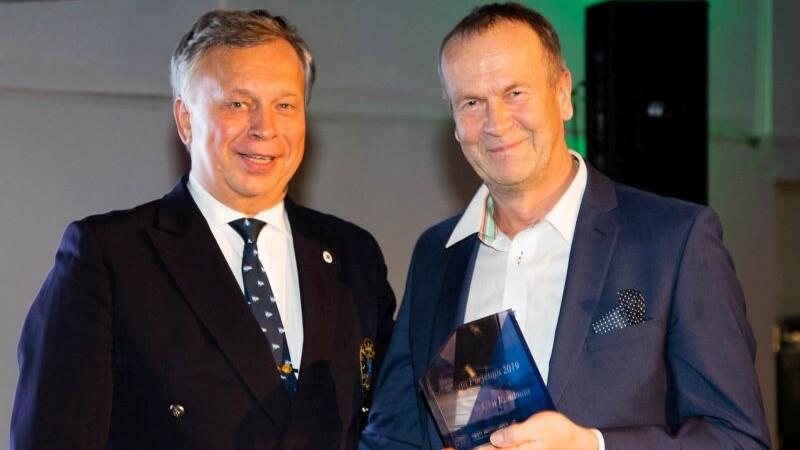 Aasta purjetaja 2019 Uku Randmaa (fotol paremal) ja Eesti Jahtklubide Liidu president Egon Elstein