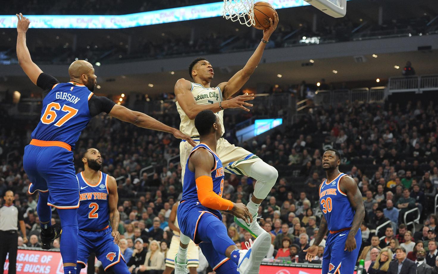 Giannis Antetokounmpo Knicksi mängijate piiramisrõngas.