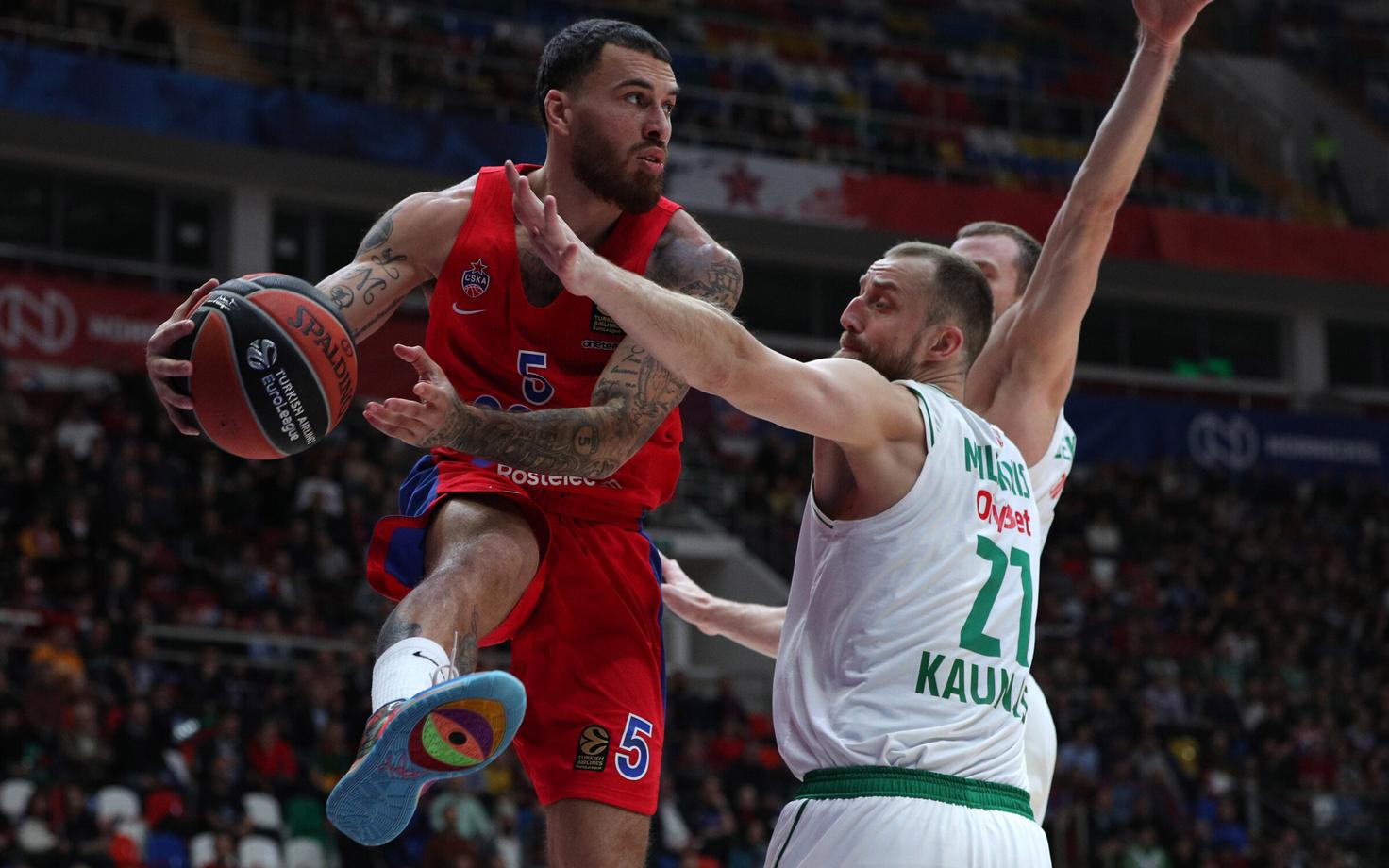 CSKA-le võidu toonud Mike James (vasakul)