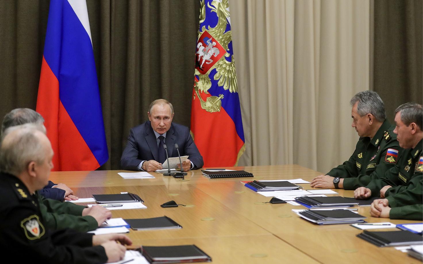 Vladimir Putin kohtus kaitseministeeriumi ja kaitsetööstuse esindajatega.