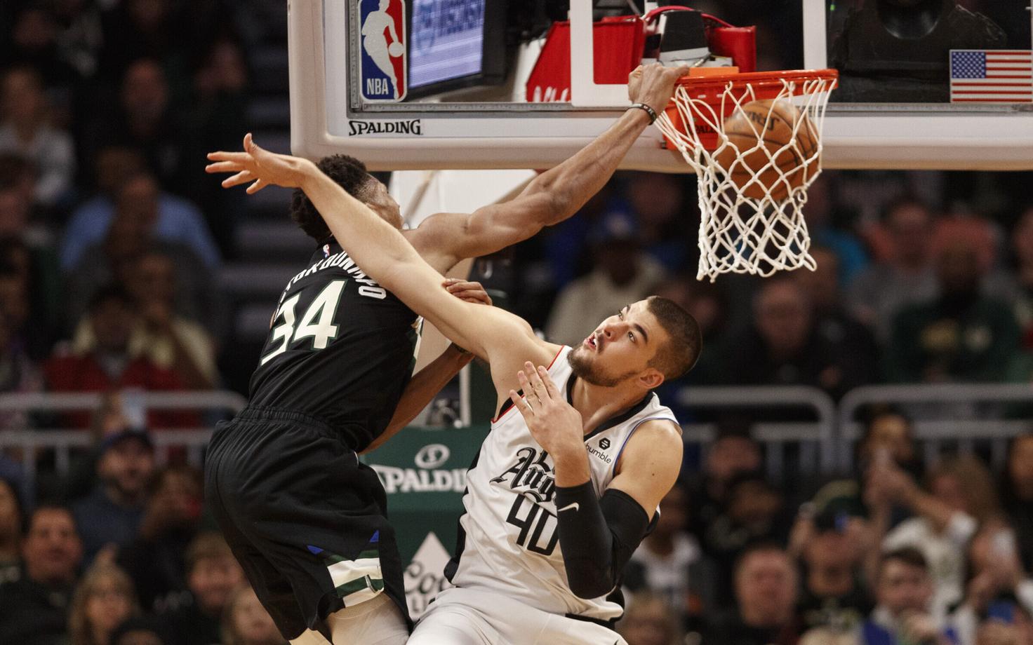 Giannis Antetokounmpo surus palli korvi.