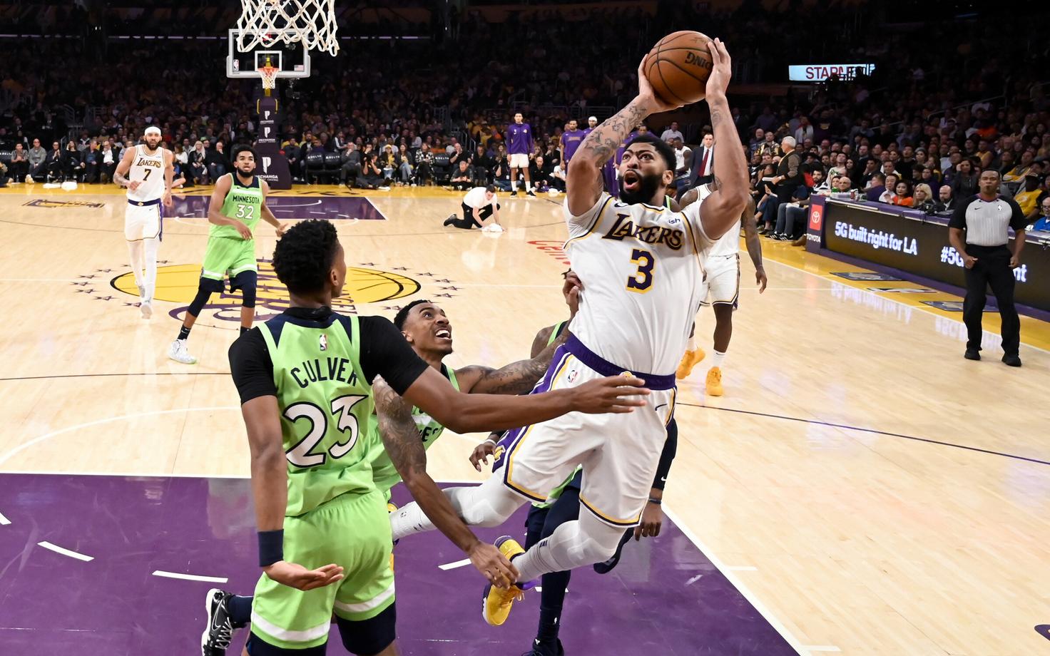 Anthony Davis järjekordseid punkte noppimas