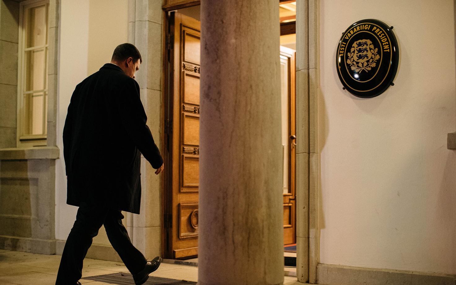 Jüri Ratas presidendilossi sisenemas.