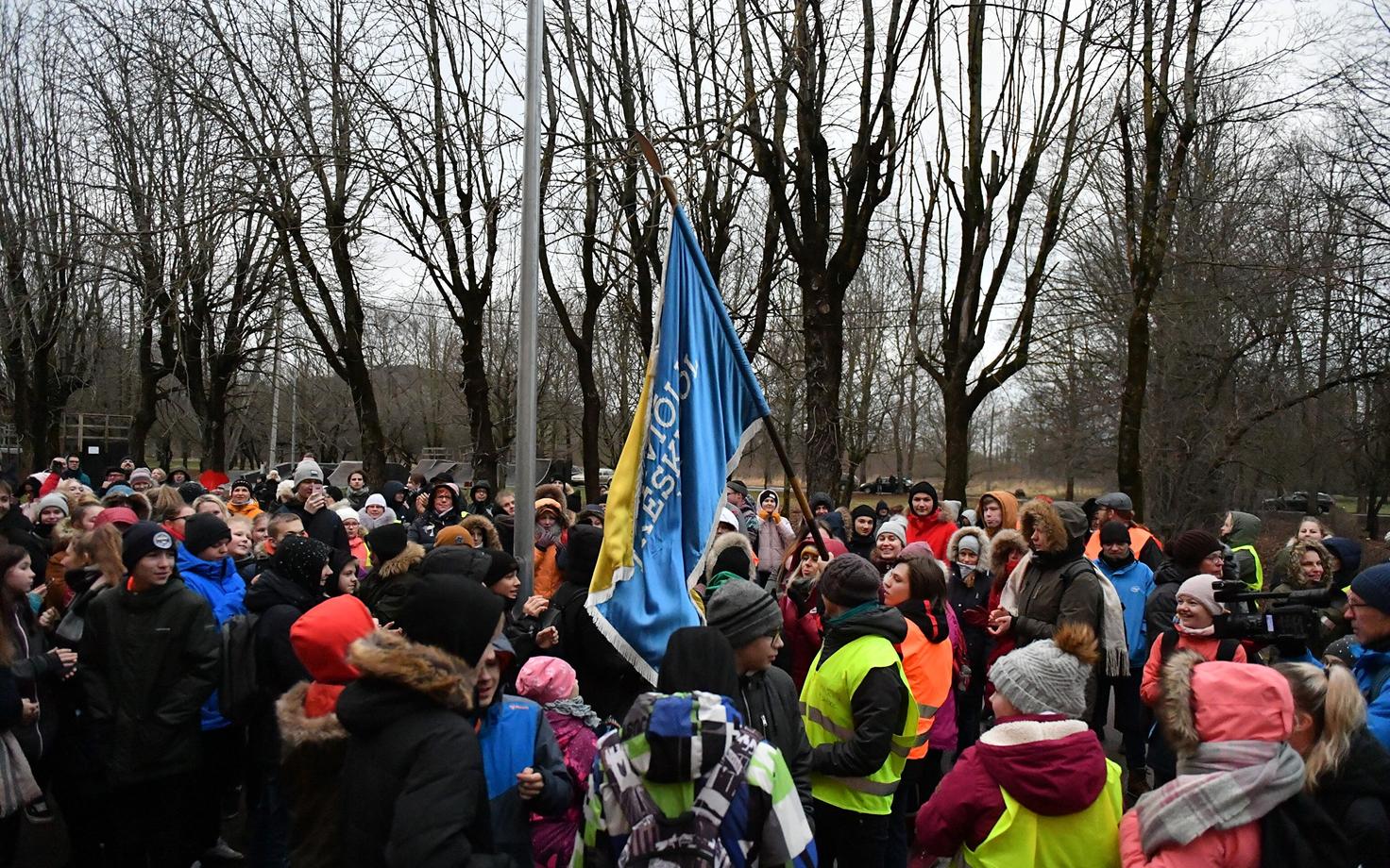 Митинг перед волостной управой Люганузе.