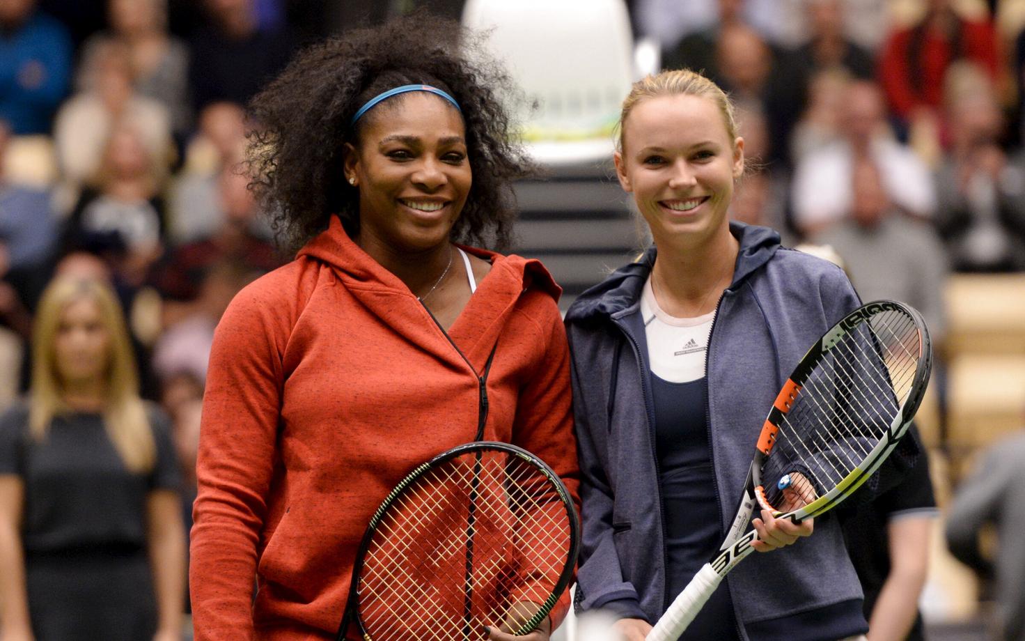 Serena Williams ja Caroline Wozniacki 2015. aastal enne näidismatši.