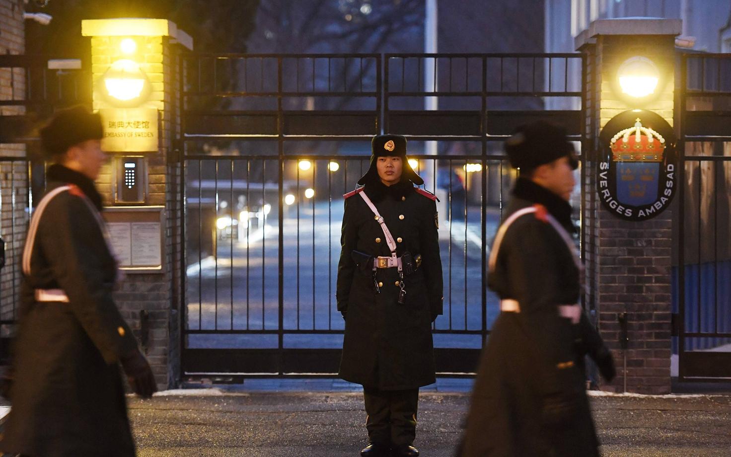 Hiina sõjaväelased Rootsi saatkonna ees Pekingis.