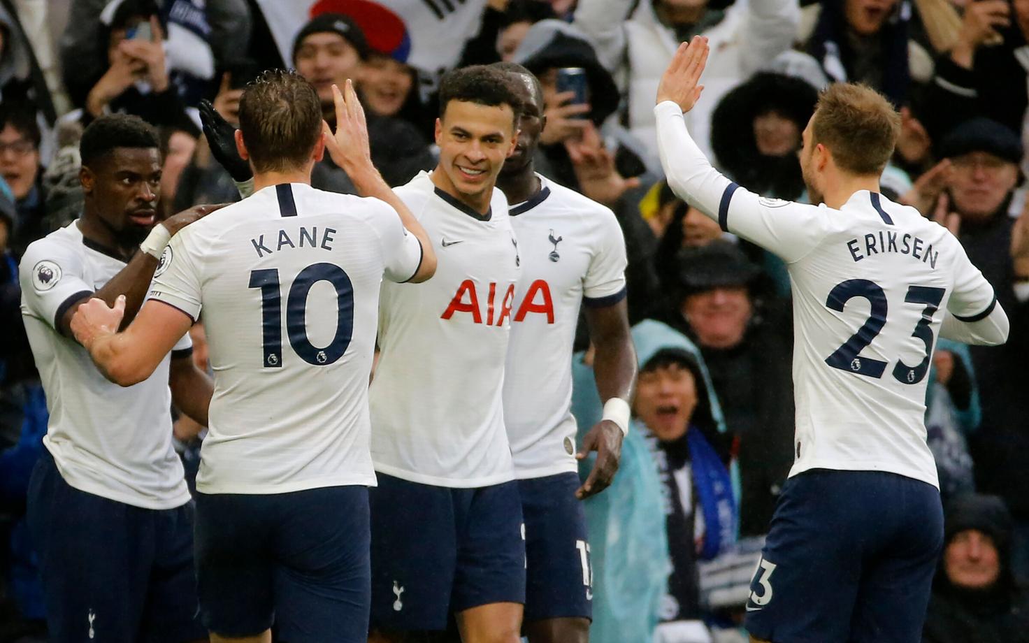 Võiduvärava löönud Dele Alli kaaslastega tähistamas.