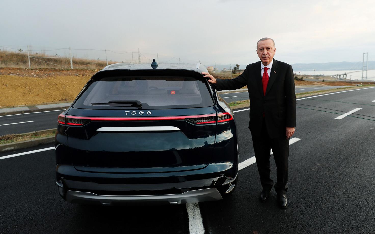 Türgi president Recep Tayyip Erdogan ja TOGG-i elekriauto prototüüp.