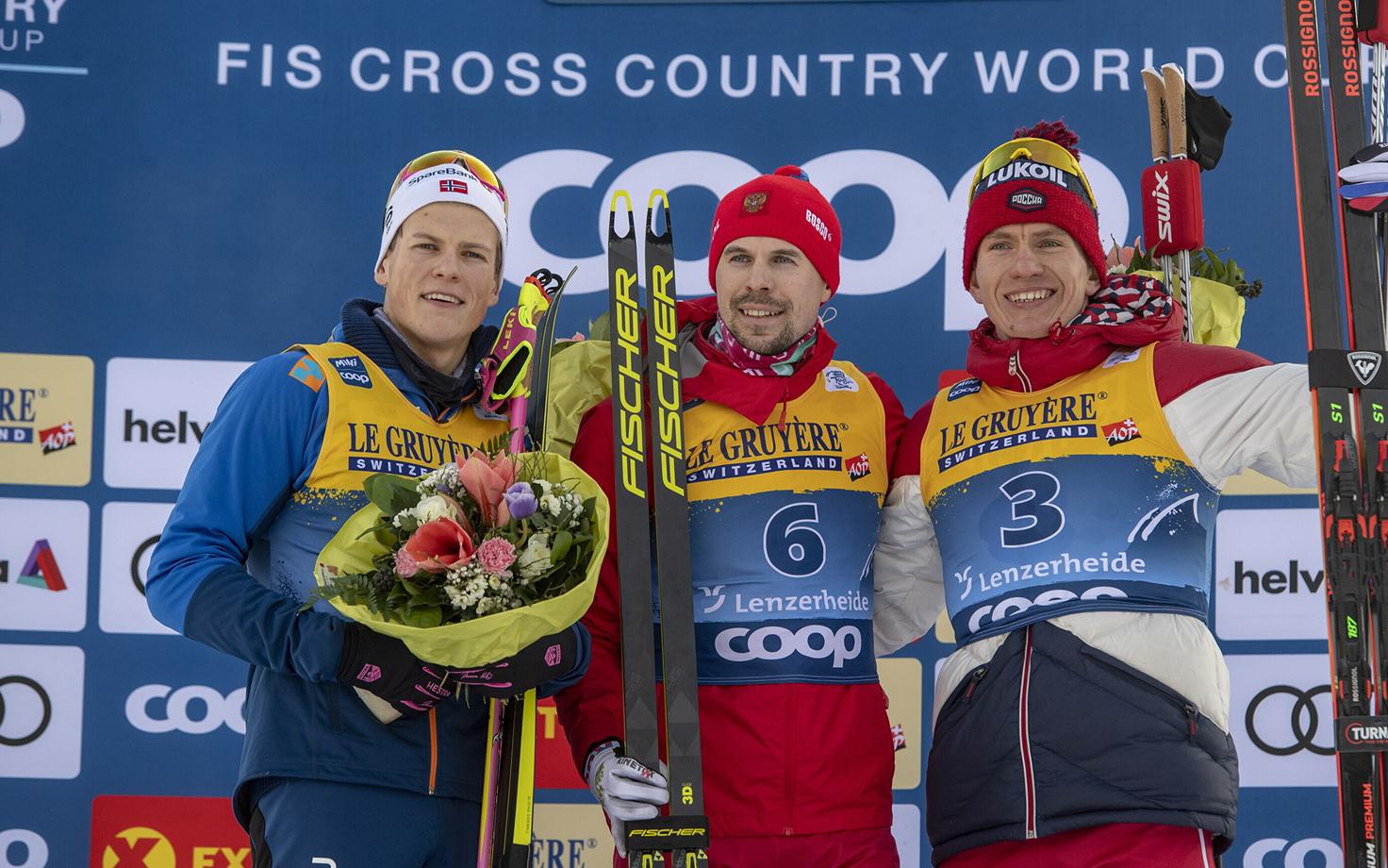 Tour de Ski avaetapi esikolmik: võitja Sergey Ustiugov keskel, vasakul Johannes Hösflot Kläbo ja paremal Aleksandr Bolšunov