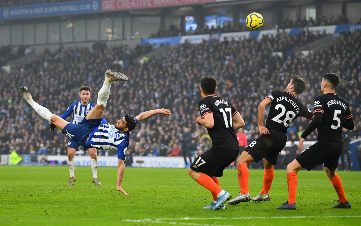 Alireza Jahanbakhsh palli üle pea löögiga väravasse suunamas