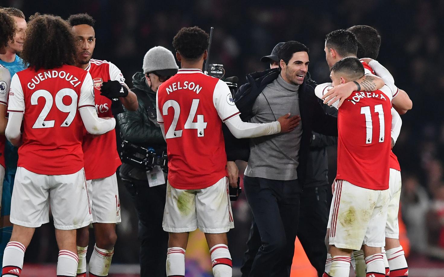 Mikel Arteta koos Arsenali mängijatega võitu tähistamas.