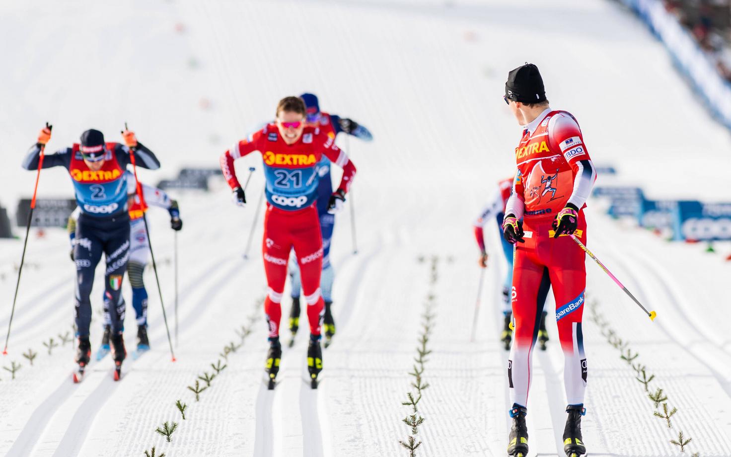 Johannes Hösflot Kläbo finišis selja taha vaatamas