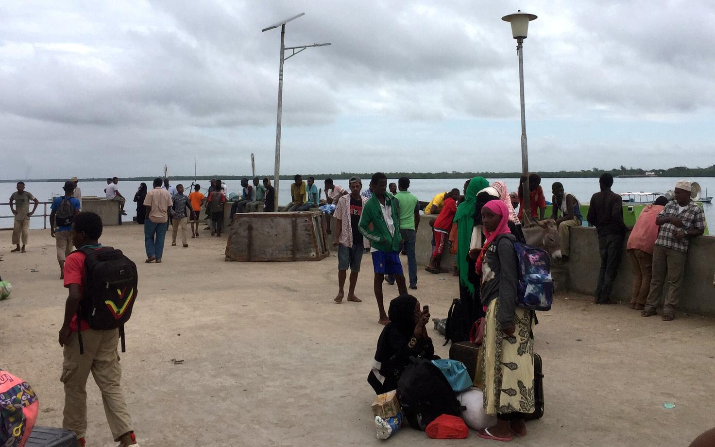 Pärast rünnakut Lamu sadamakai juurde kogunenud rahvas.