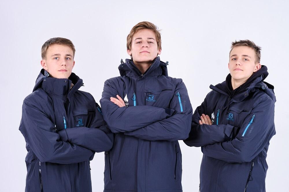Eestit esindab noorte olümpial hokikolmik Konrad Kudeviita (keskel), Erik Potšinok ja Marek Potšinok.