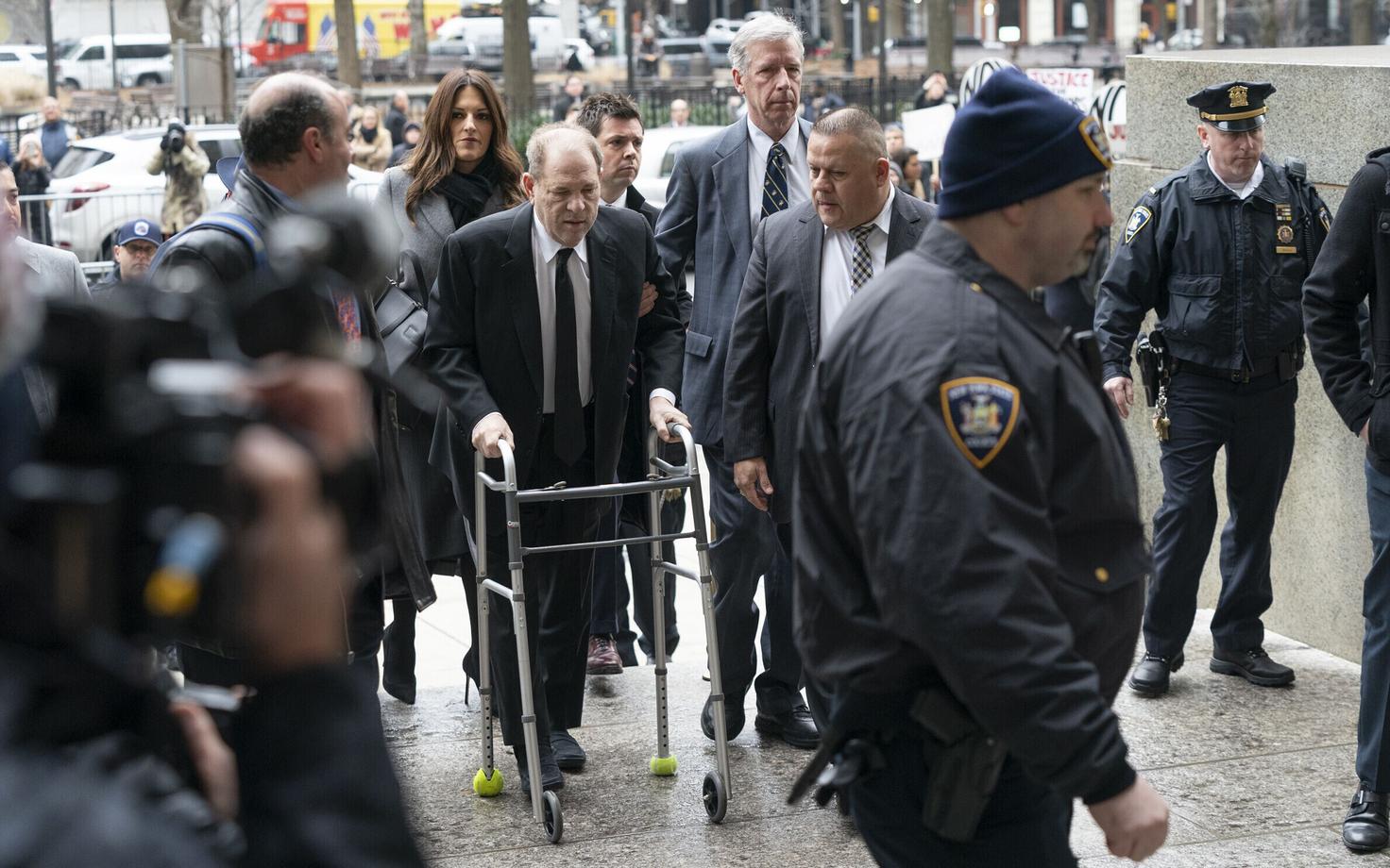 Harvey Weinstein New Yorgis kohtusse saabumas.