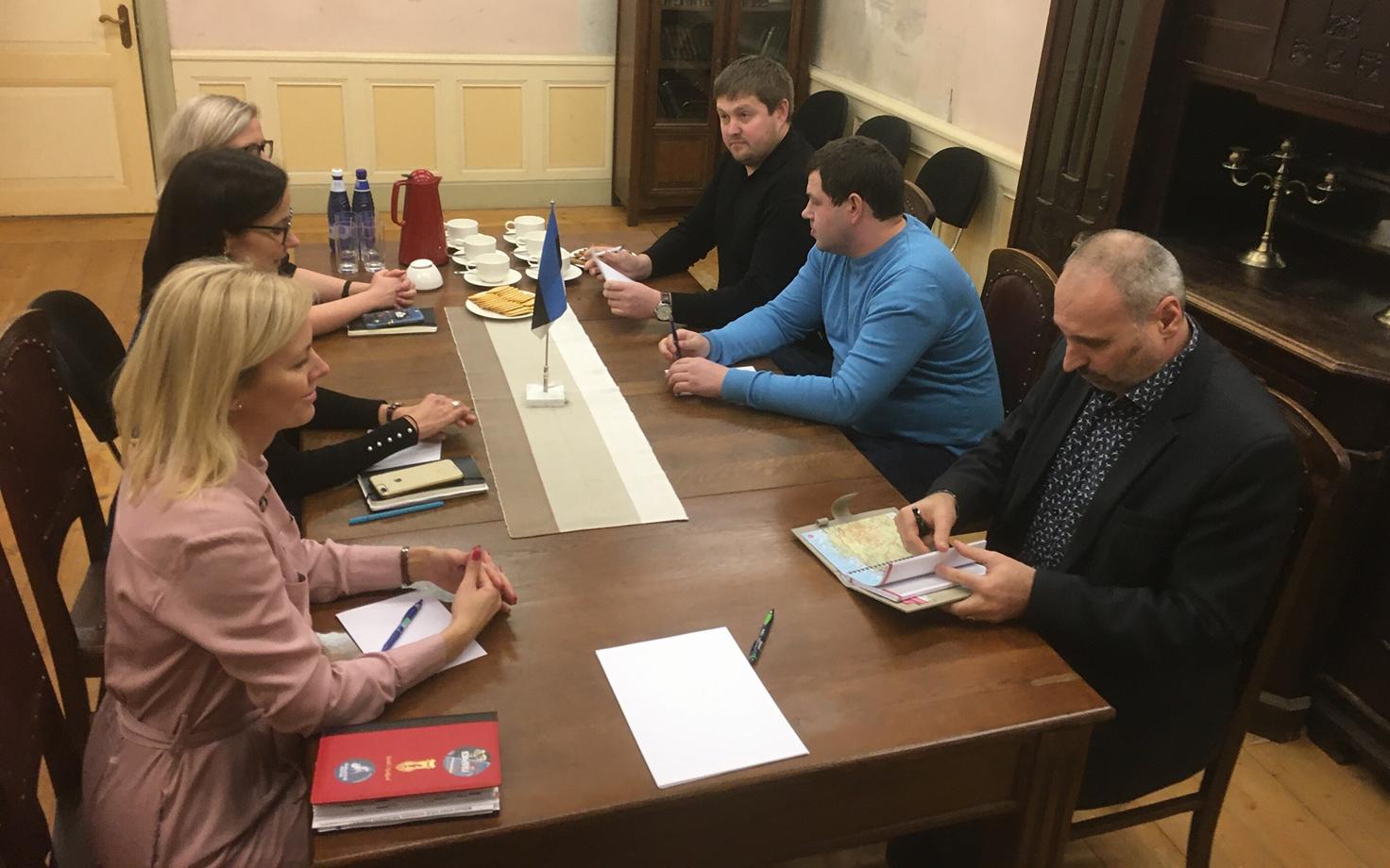 Встреча представителей волостного собрания Люганузе и учителей на мызе Майдла.