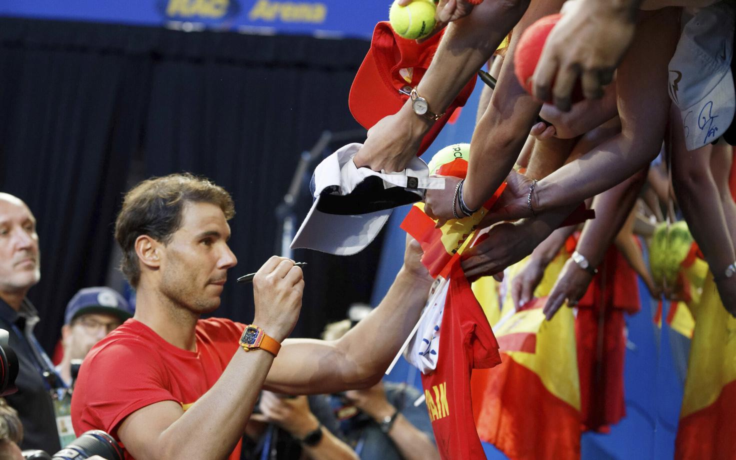 Rafael Nadal fännidele autorgramme jagamas