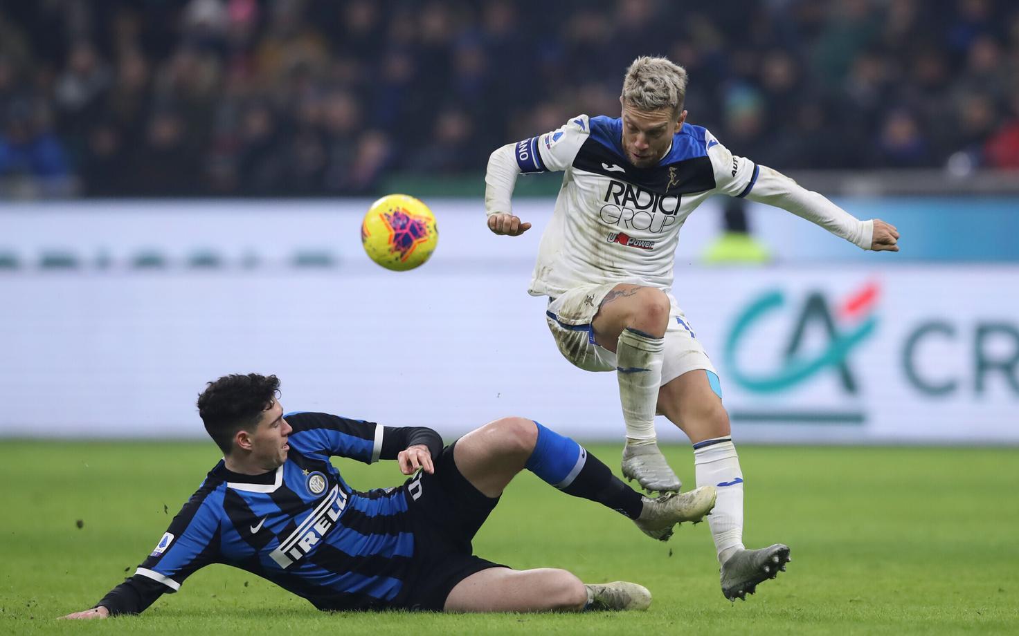 Alessandro Bastoni (Inter) ja Alejandro Gomez (Atalanta)