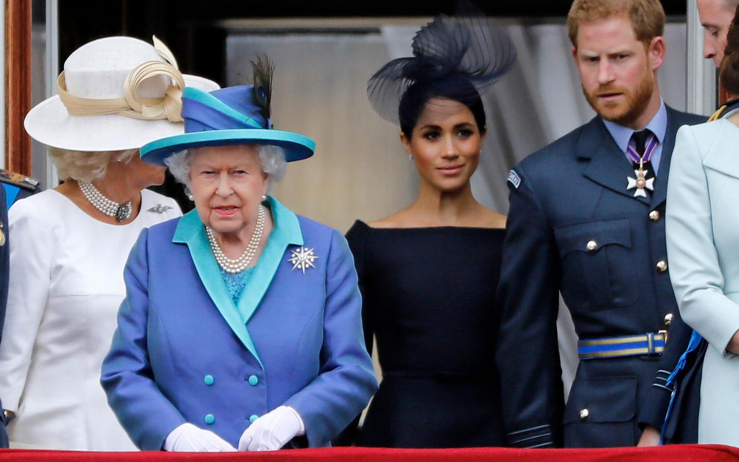 Briti kuninganna Elizabeth II ning Meghan ja Harry.