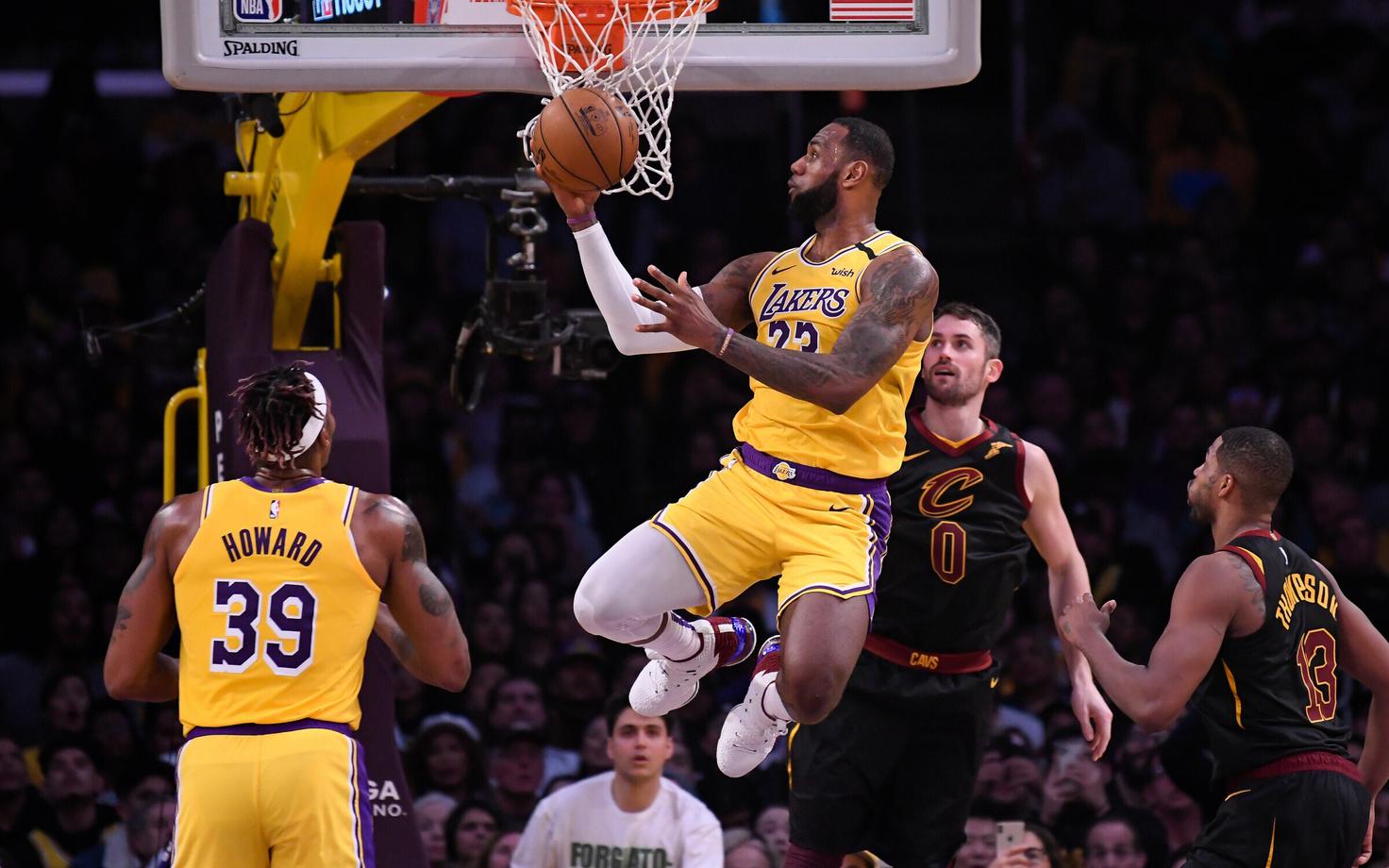 LeBron James viskamas järjekordset korvi