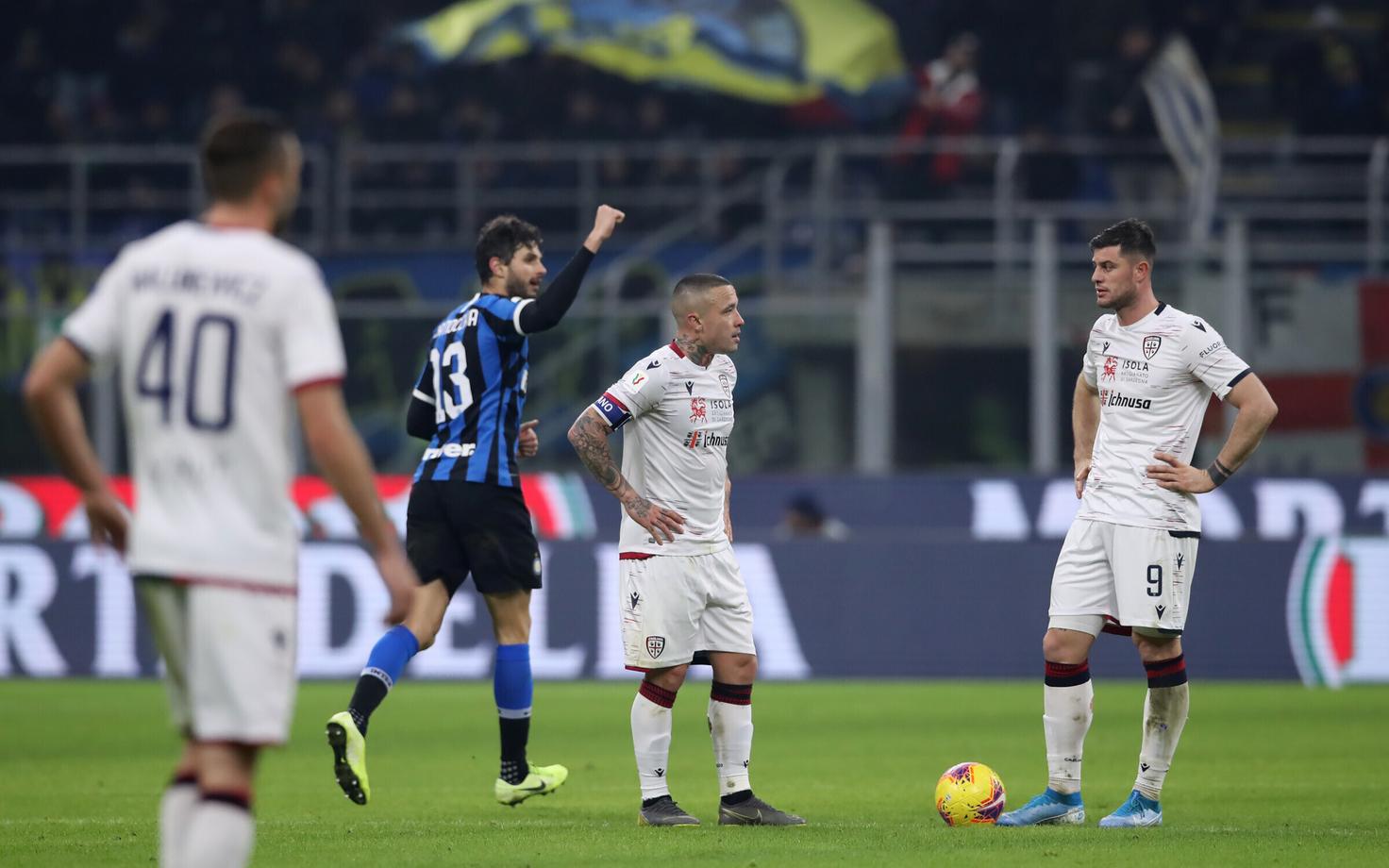 Andrea Ranocchia rõõmustab värava üle Cagliari mängijate keskel.