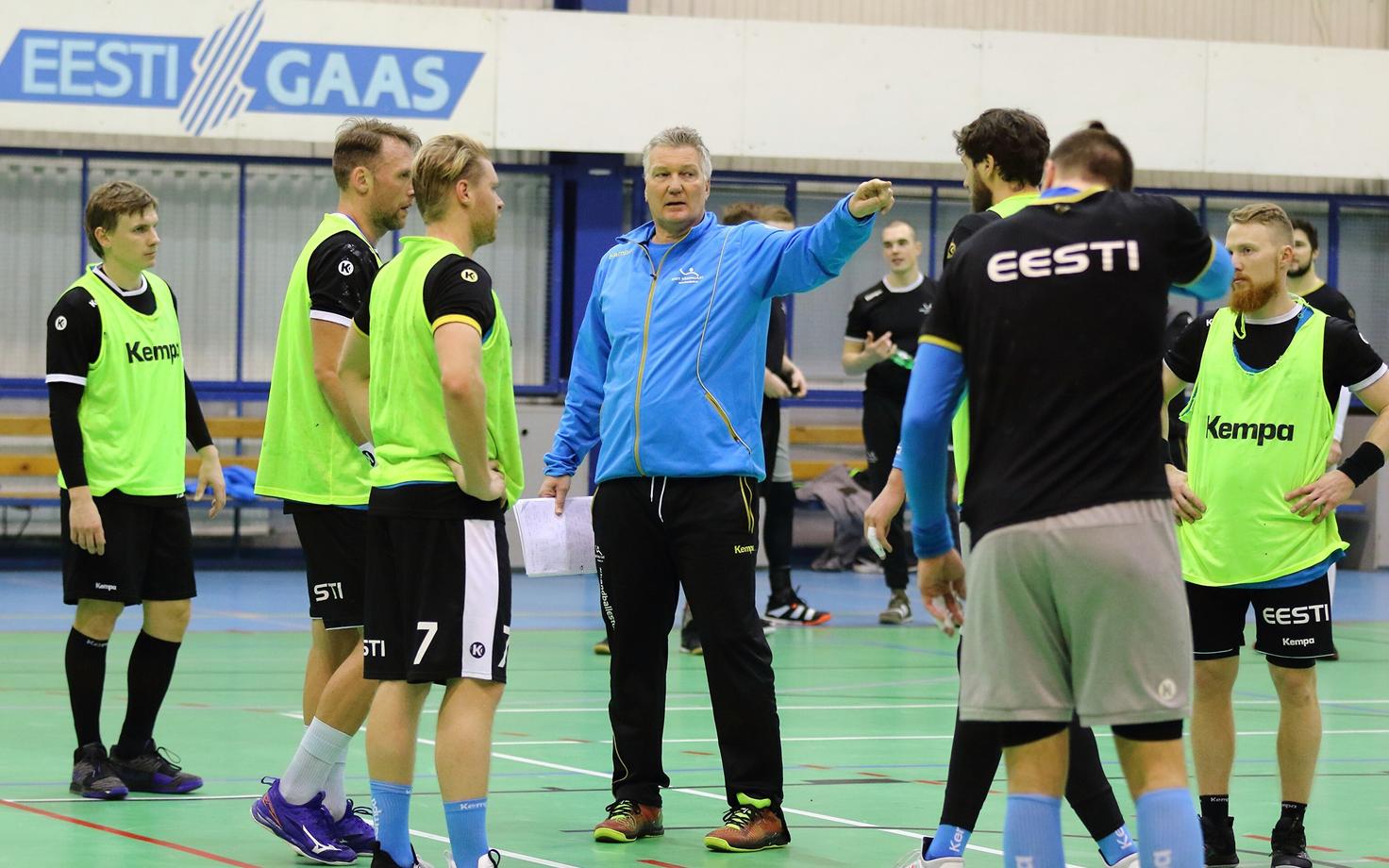 Eesti koondislased viimasel Tallinna-treeningul peatreener Thomas Sivertssoni juhiseid kuulamas.