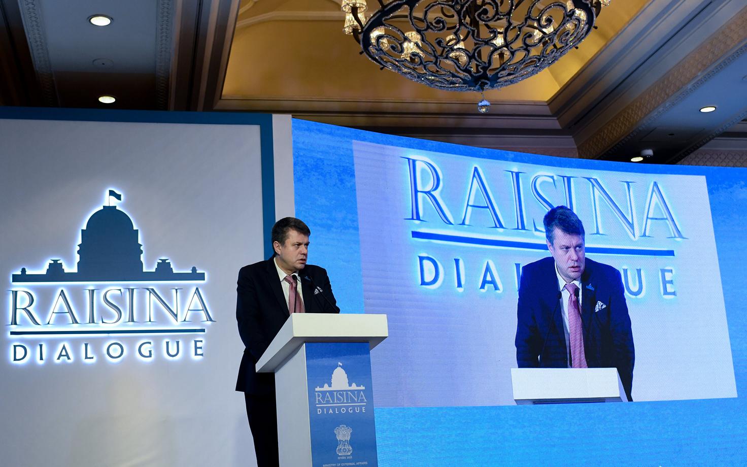 Välisminister Reinsalu India foorumil kõnelemas.