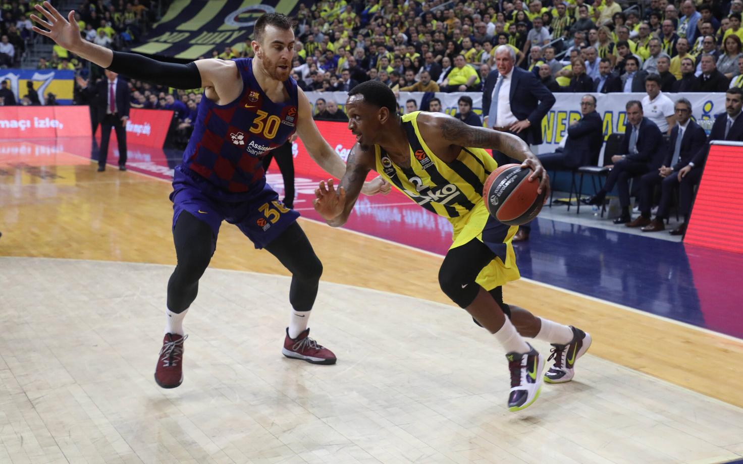 James Nunnally (Fenerbahce) ja Victor Clever (Barcelona)