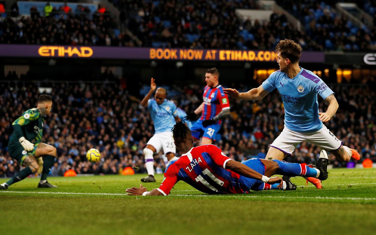 Saatuslik hetk: Wilfried Zaha söötmas palli, mille Fernandinho kogemata oma väravasse suunas