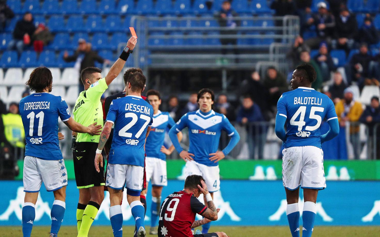 Mario Balotelli viibis platsil vaid loetud minutid