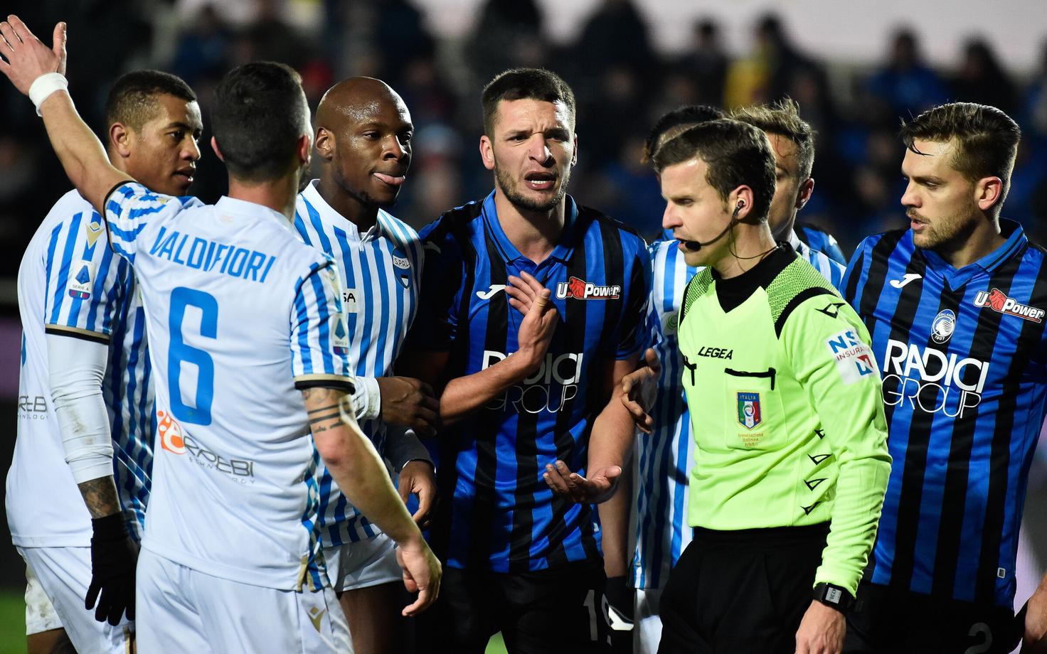 Atalanta ja Spali mängijad kohtunikuga rääkimas