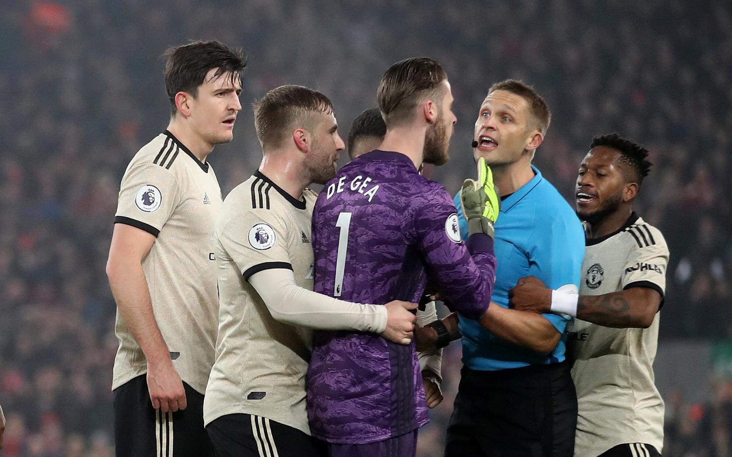 Manchester Unitedi mängijad ja väravavaht David de Gea kohtunikuga vaidlemas