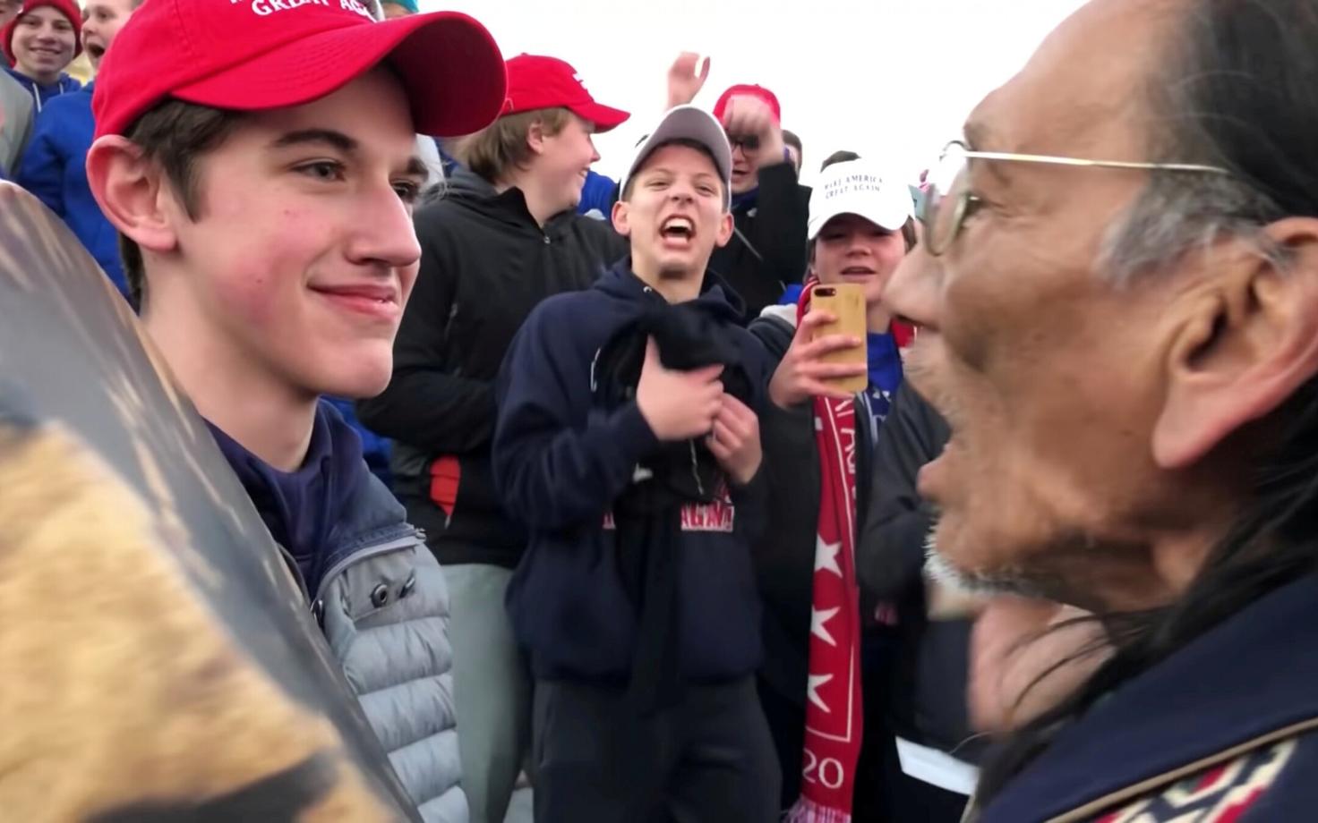 Nicholas Sandmann ja Nathan Phillips silmitsi Washingtonis 2019. aasta 18. jaanuaril.
