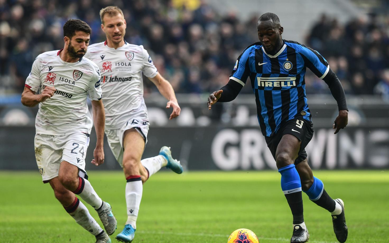 Vasakult Paolo Farago, Ragnar Klavan ja Romelu Lukaku