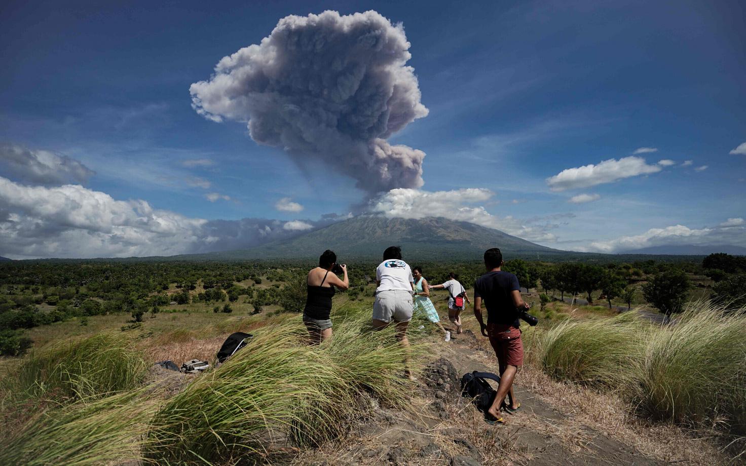Turistid vaatlemas Mount Agung vulkaani tegevust 2019. mais Bali saarel. Ärevad sündmused turismisihtkohtades on pannud eestlasi oma kohalviibimisest rohkem teatama.