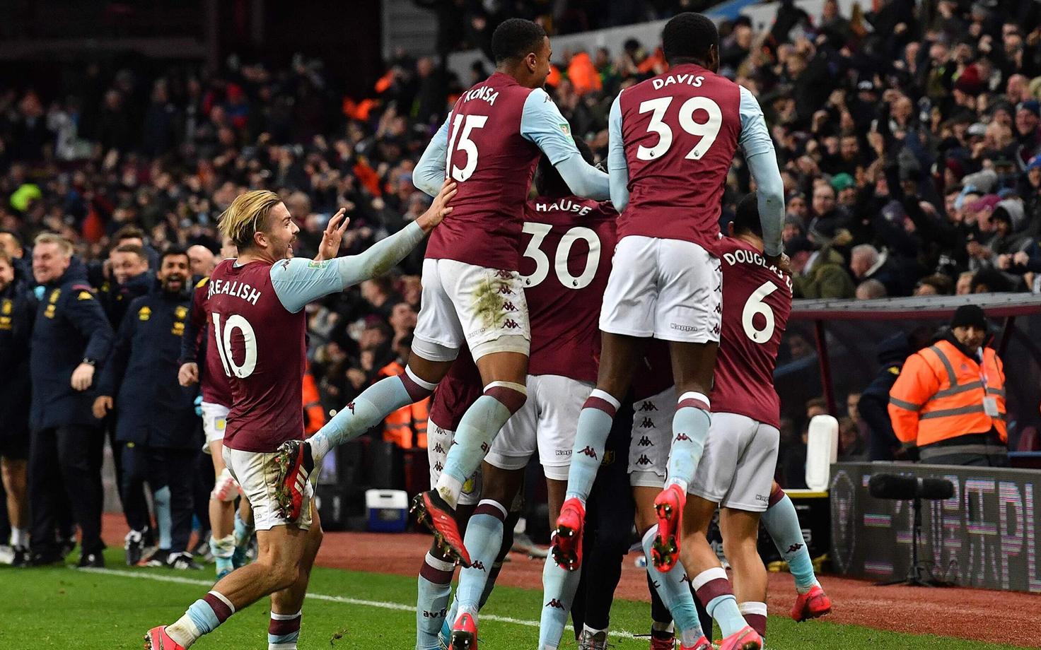 Aston Villa mängijad võiduväravat tähistamas