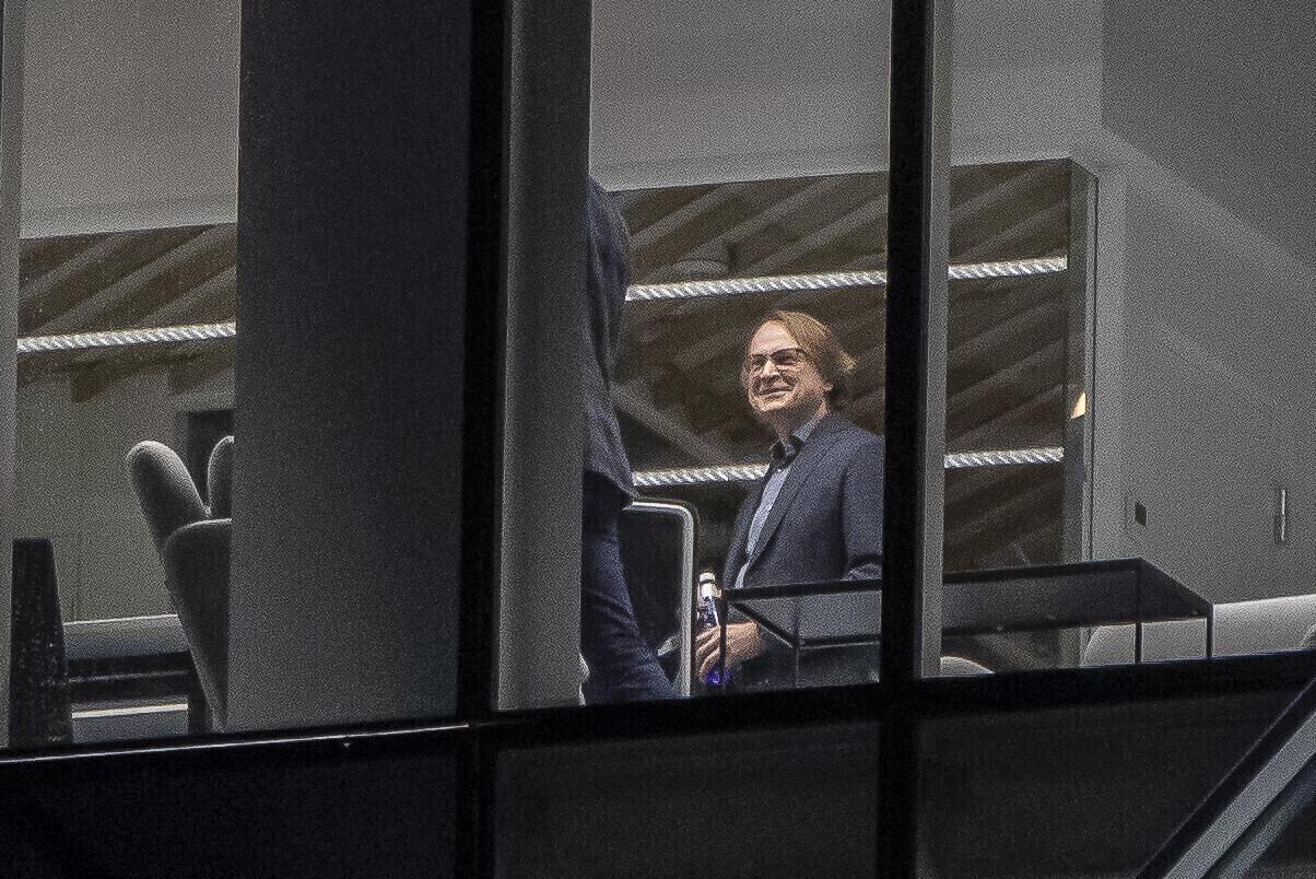 Margus Linnamäe Postimehe uues toimetusemajas, pildistajaks võistleva meediamaja fotograaf.
