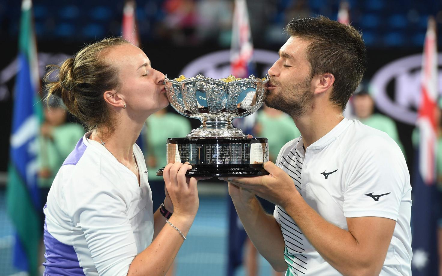 Barbora Krejcikova ja Nikola Mektic võidukarikaga.