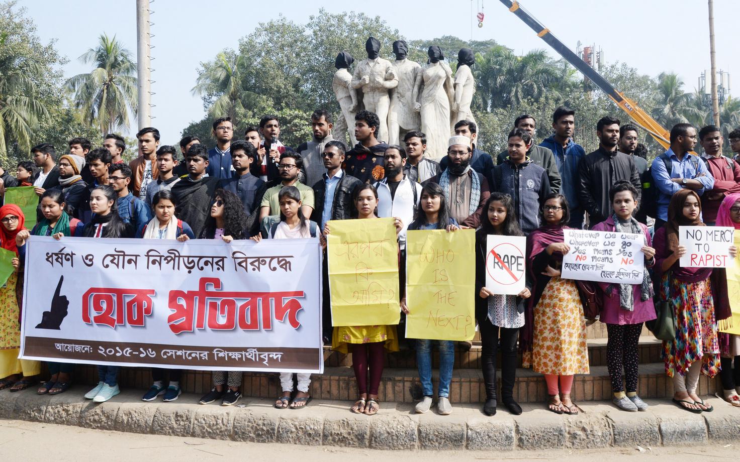 Dhaka ülikooli tdengid seksuaalkuritegude vastu meelt avaldamas, arhiivifoto.