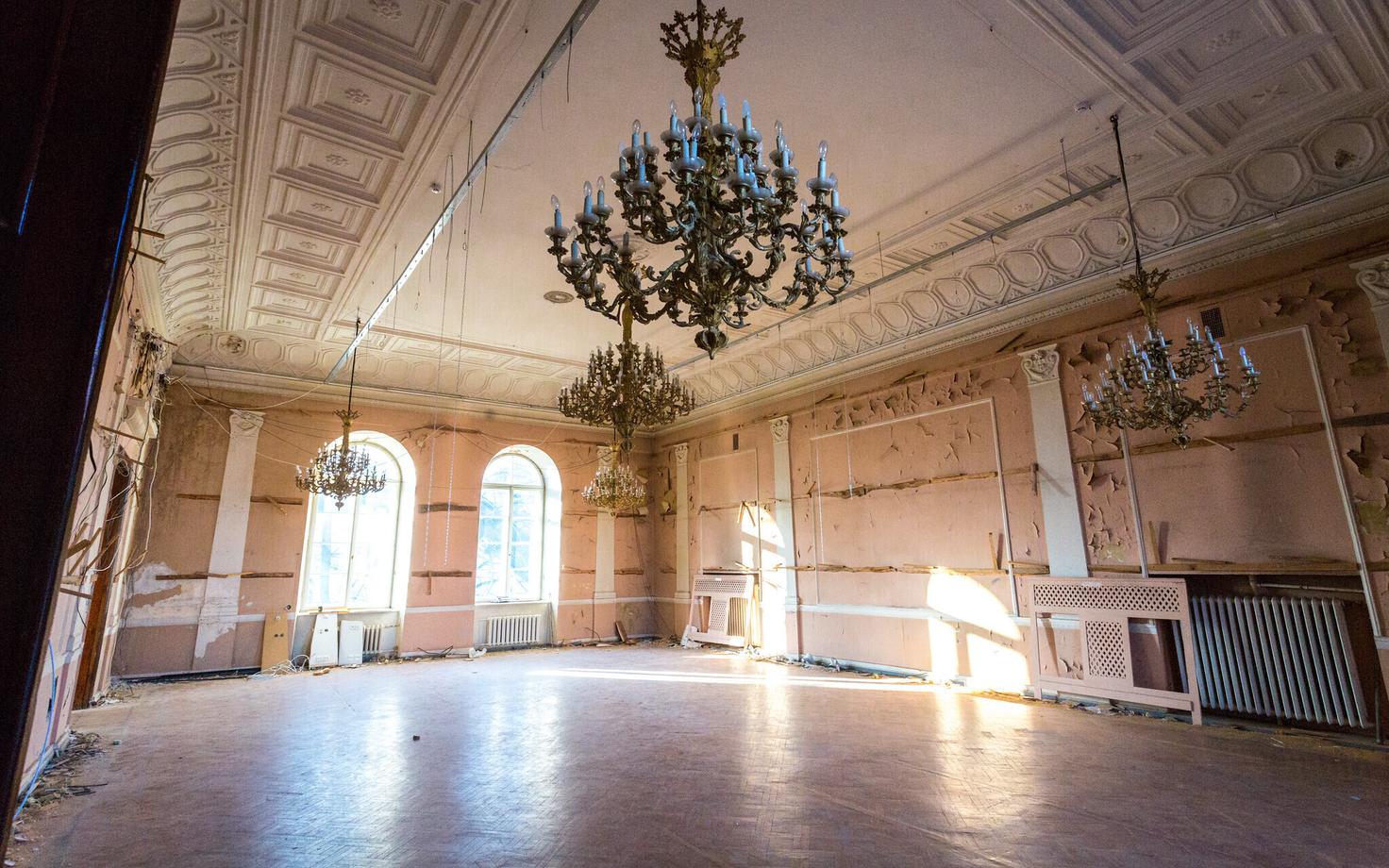 Rüütelkonna hoone saal enne renoveerimist