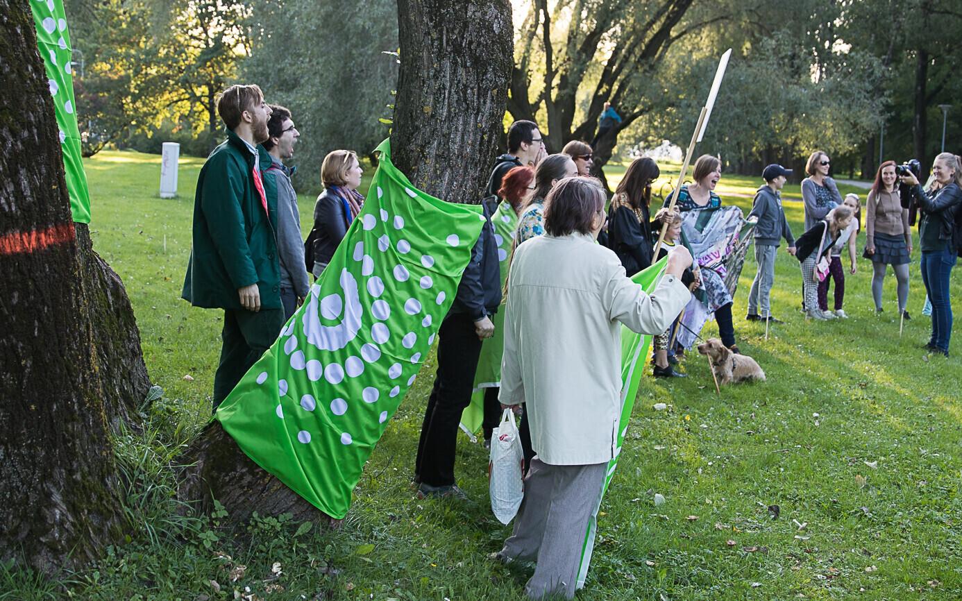 Erakond Eestimaa Rohelised lipp puu ümber.