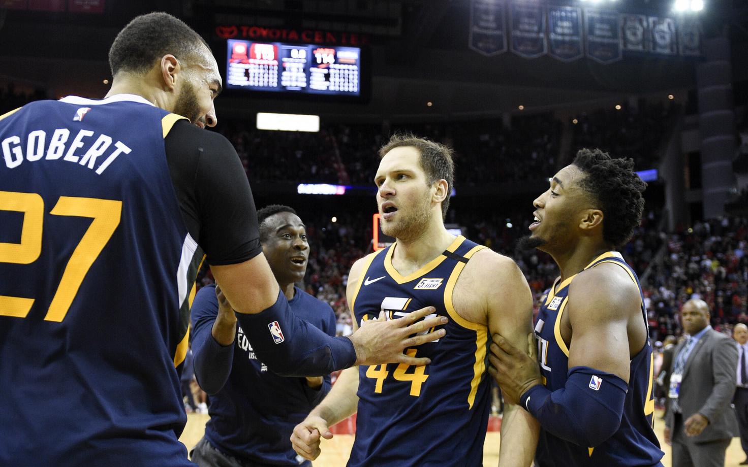Bojan Bogdanovic koos meeskonnakaaslastega võidukorvi tähistamas.