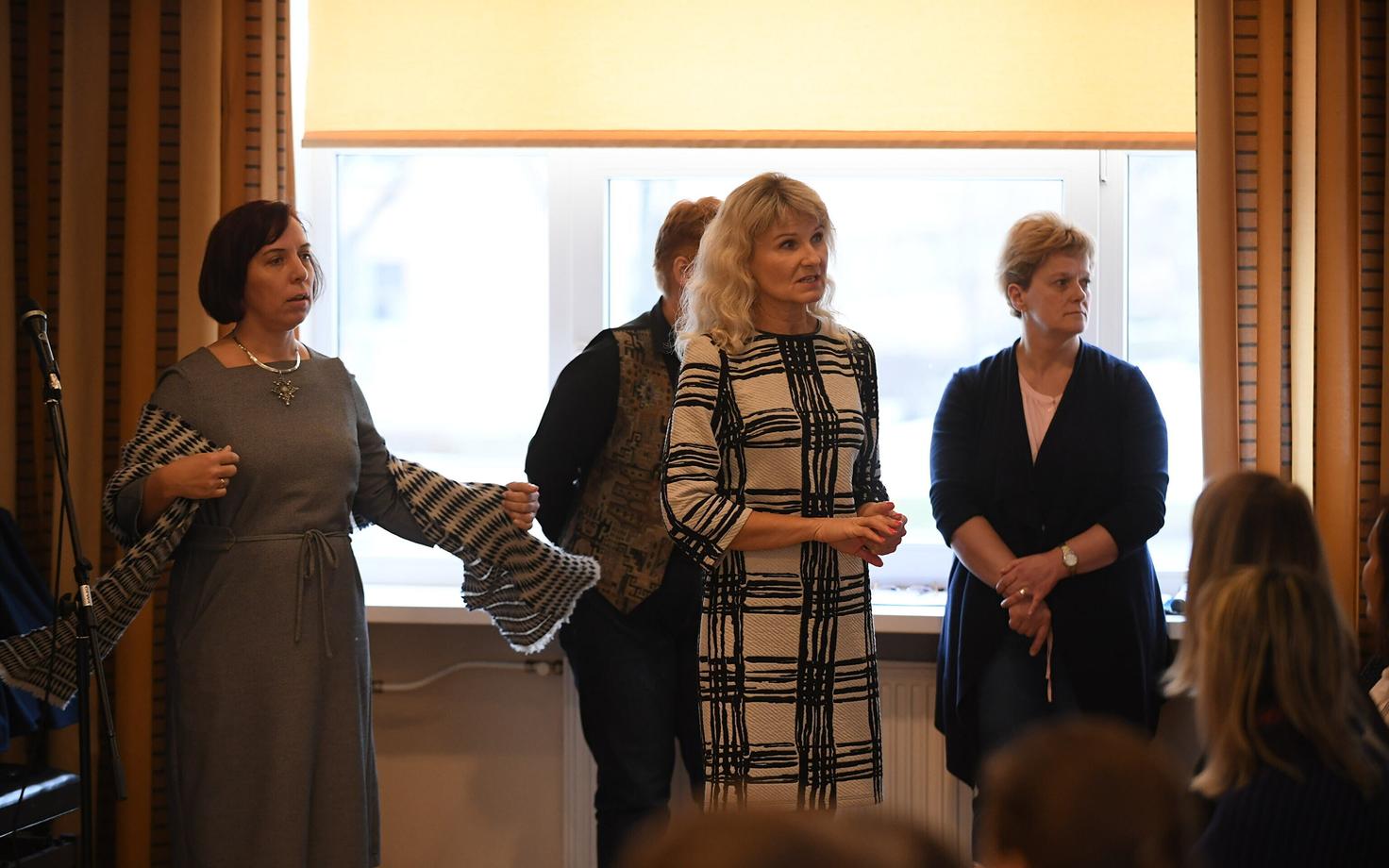 Haridusminister Mailis Reps (vasakul) ja tollase Kohtla-Järve Järve gümnaasiumi kooli direktor Anne Endjärv (keskel) 2019. aasta kohtumisel.