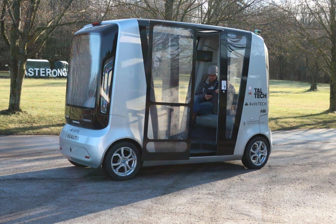 Isejuhtiv buss Tallinna loomaaias
