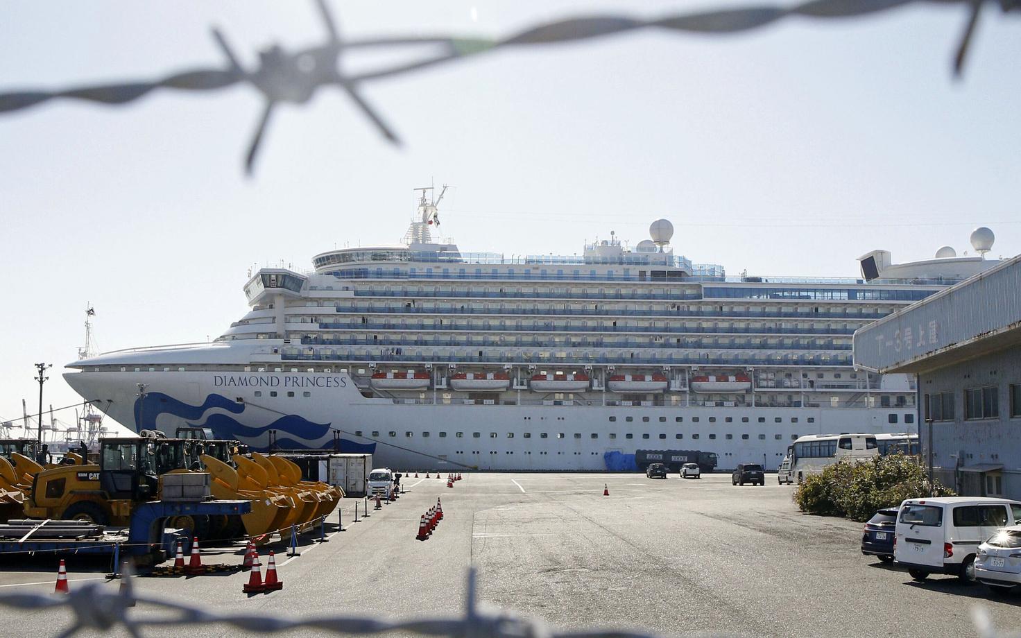 Лайнер Diamond Princess в порту Иокогамы.
